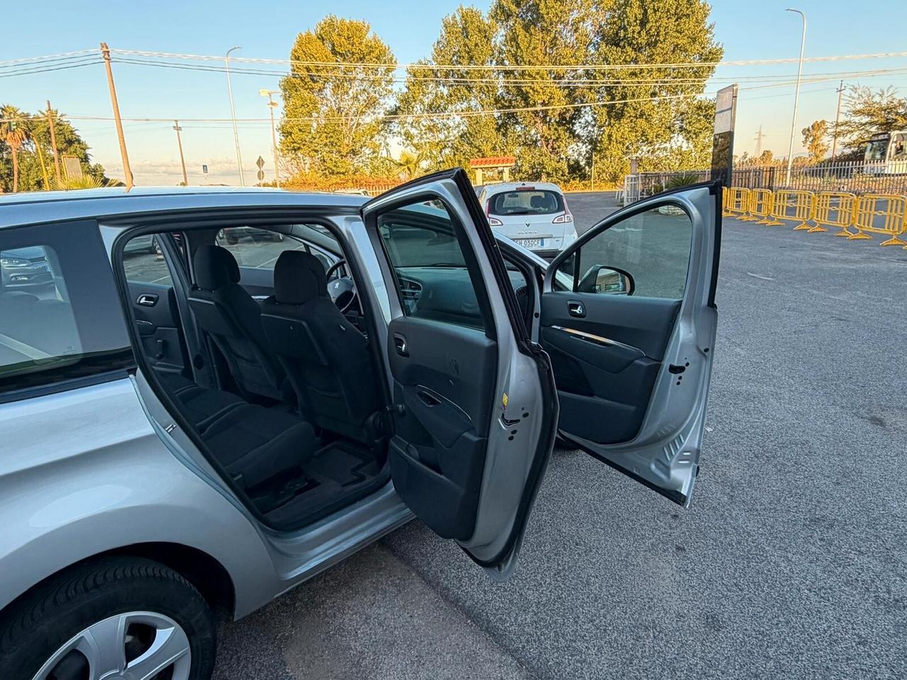 Peugeot 5008 1.6 HDI 115CV ACTIVE 5 POSTI 2013