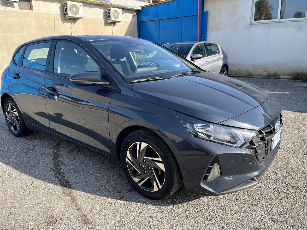 Hyundai i20-1.2 benz-full-2023