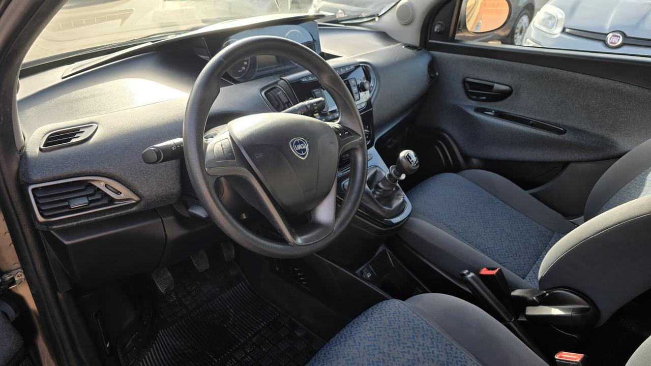 Lancia Ypsilon 1.0 FireFly 5 porte S&S Hybrid Ecochic Silver