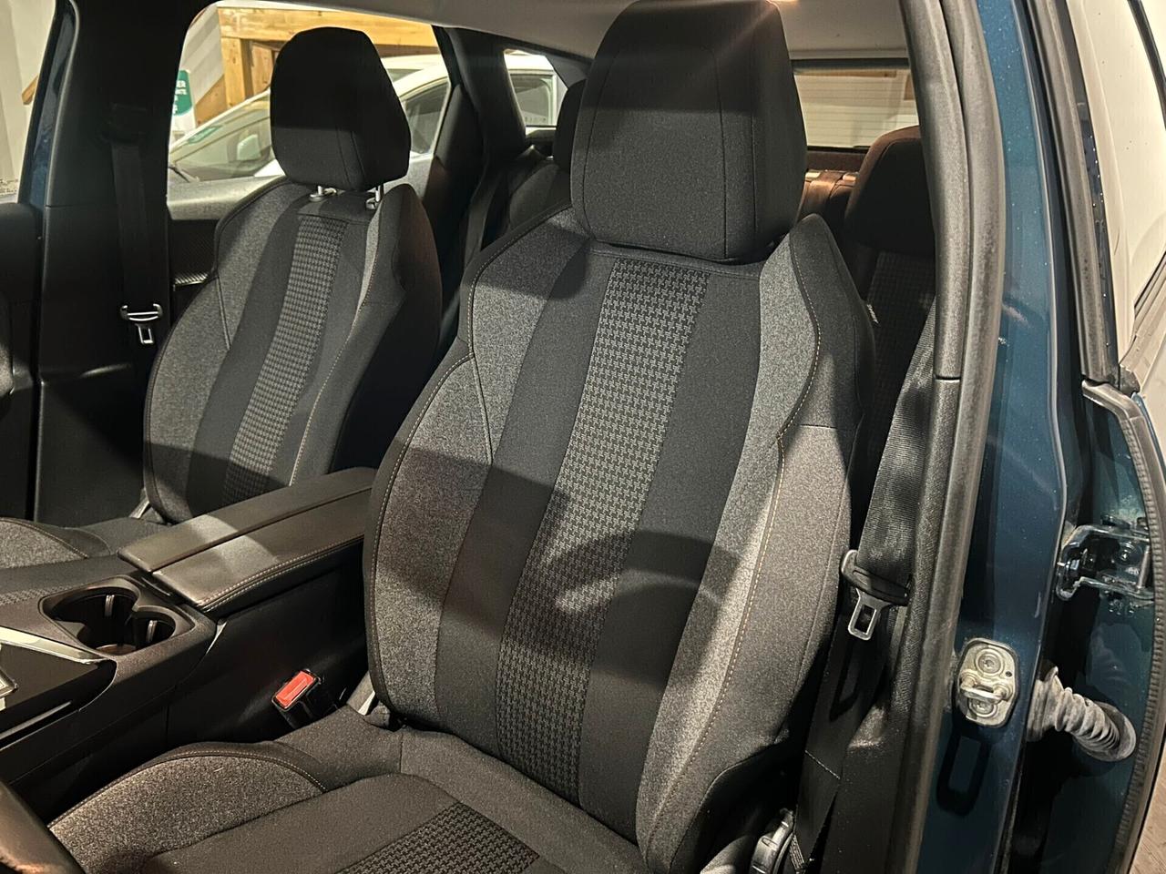 Peugeot 3008 BlueHDi 130 S&S EAT8 Active Pack