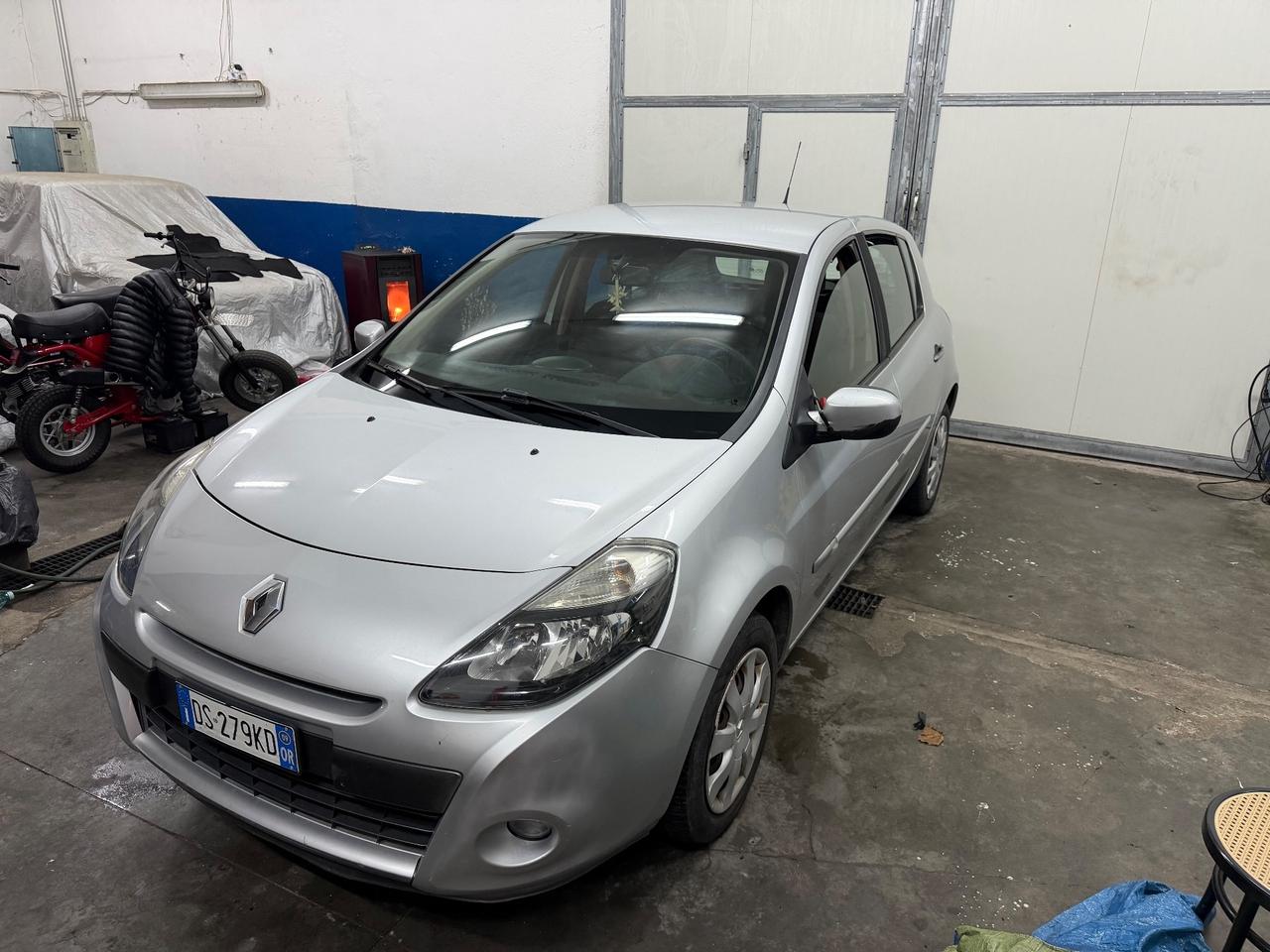 Renault Clio 1.2 16V 5 porte con gancio traino e carrello