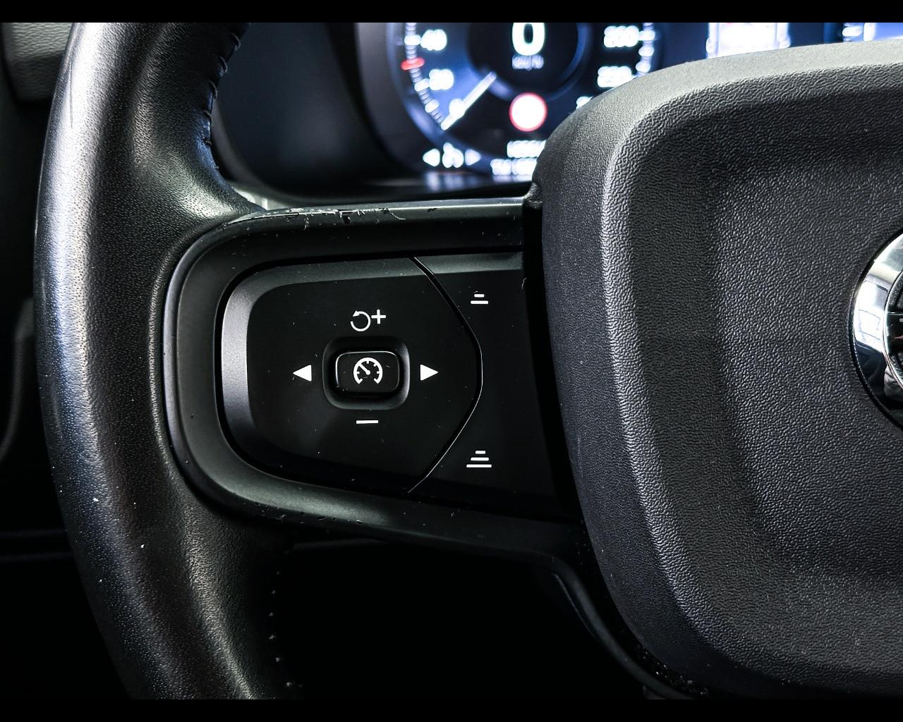 VOLVO XC40 (2017-->) - XC40 D3 Geartronic Momentum Core