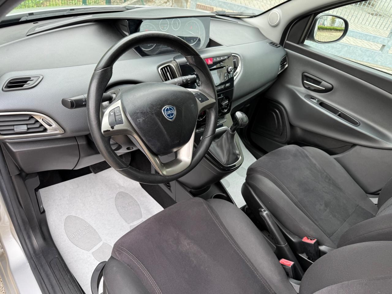 Lancia Ypsilon 0.9 TwinAir 85 CV 5P S&S DFN Automatik Platinum