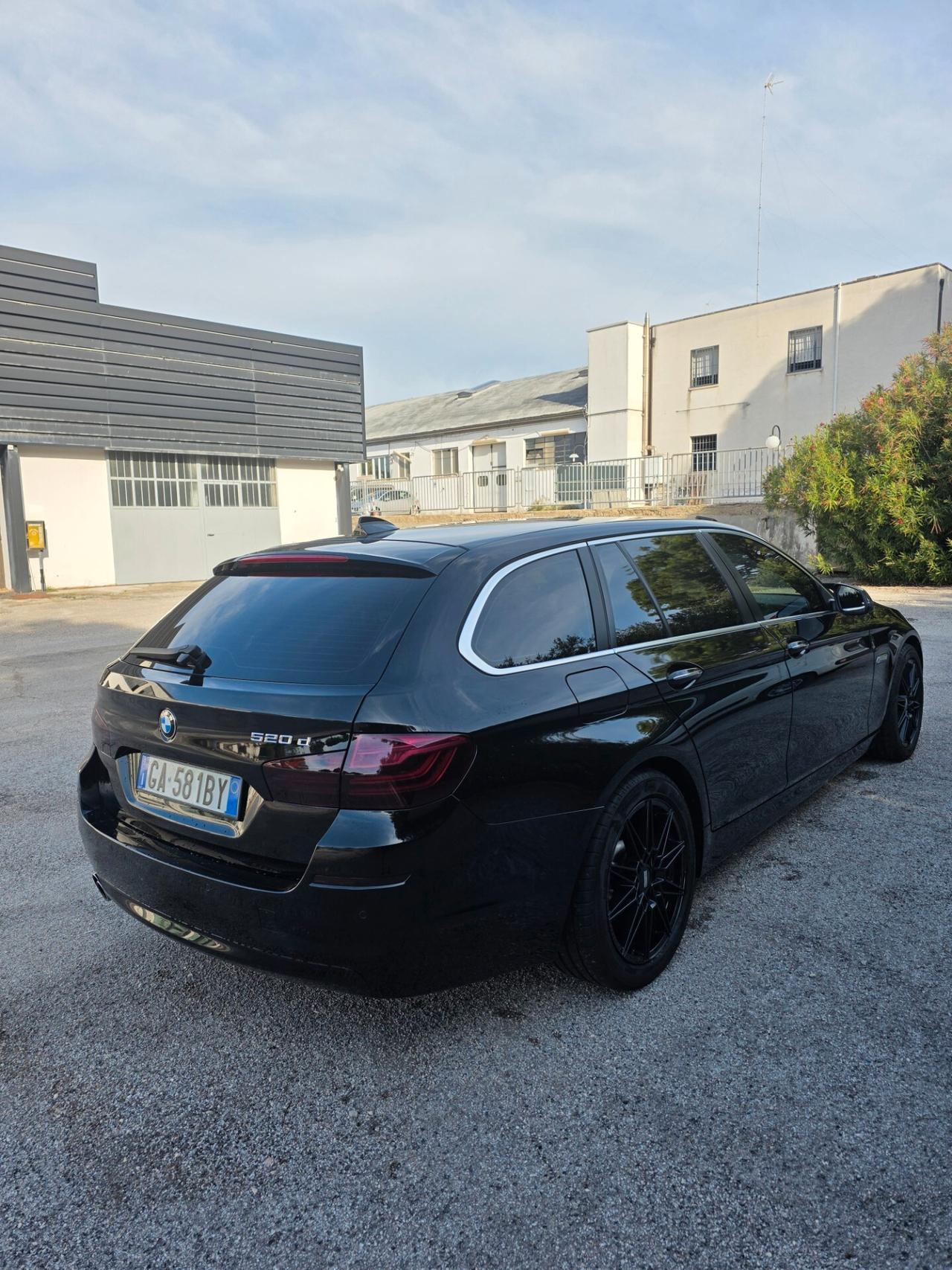 Bmw 520 M sport 2.0 disel 179000 km anno 2015 in perfetto stato tagliando appena eseguito bollo paga