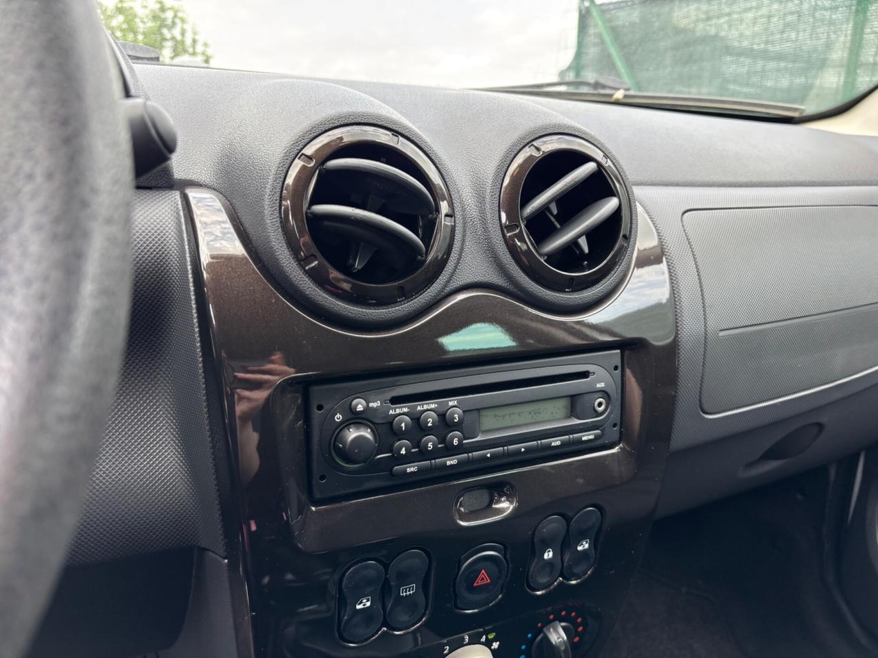 Dacia Duster 1.5 Diesel Neopatentati con gancio di traino