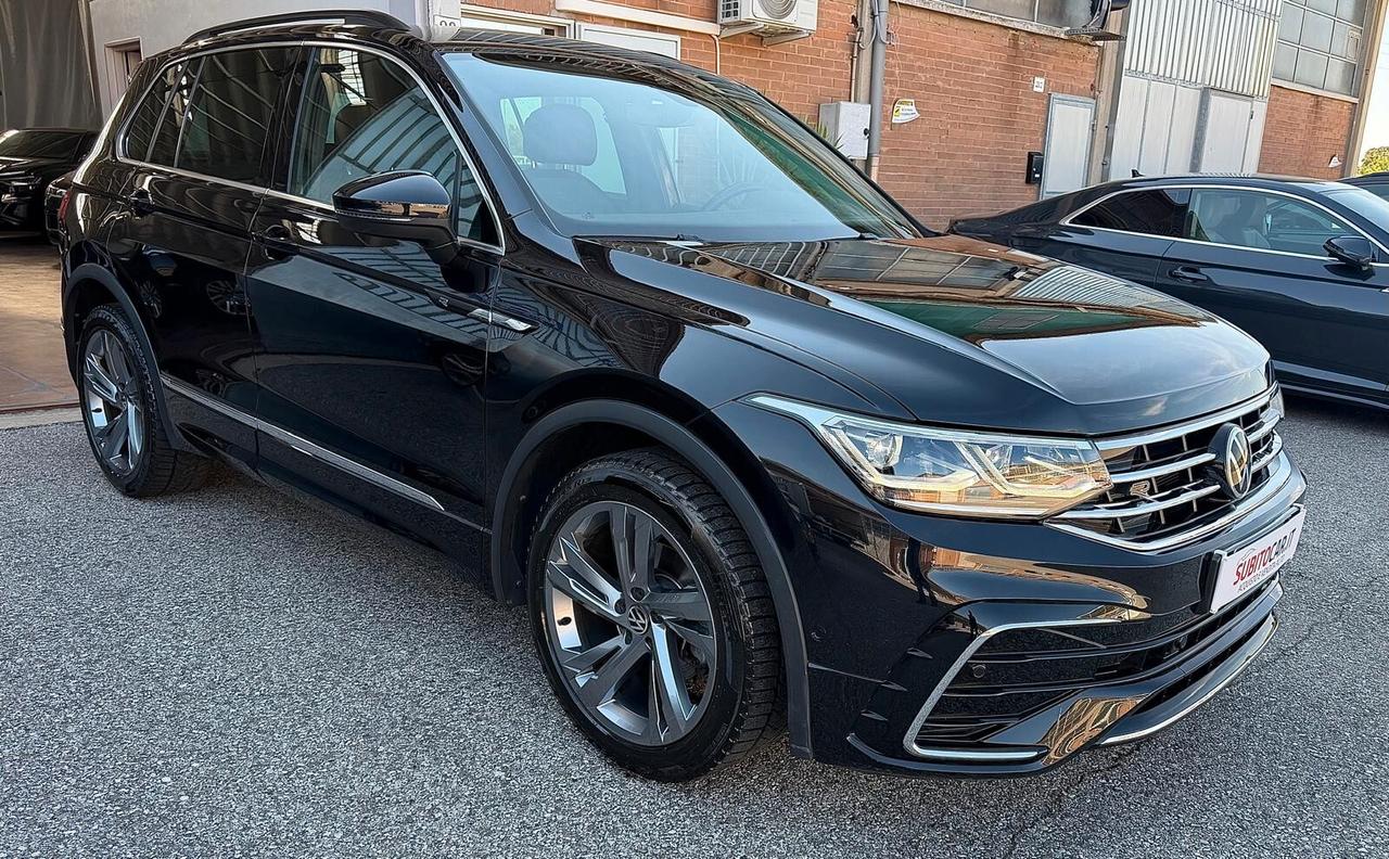 Volkswagen Tiguan 2.0 TDI 150 CV SCR DSG R-Line interno ed esterno