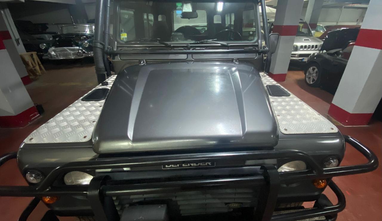 Land Rover Defender LD - Tomb Raider