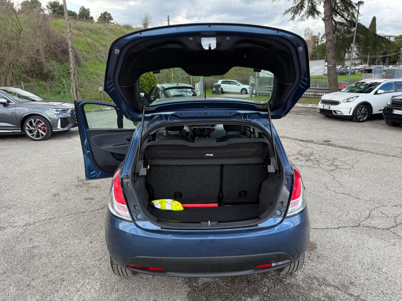 Lancia Ypsilon 1.0 FireFly 5 porte S&S Hybrid Ecochic Silver