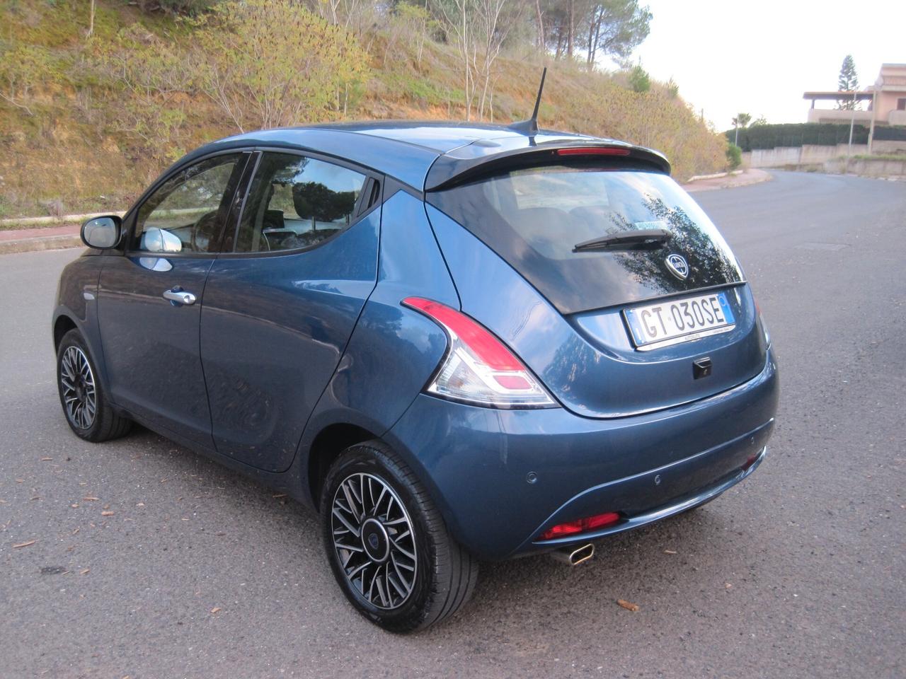 Lancia Ypsilon 1.0 FireFly 5 porte S&S Hybrid Platino