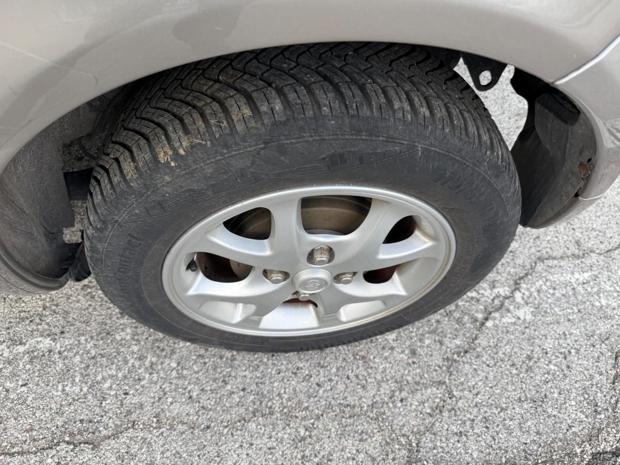 Toyota Yaris 1.3i 16V cat 5 porte Sol