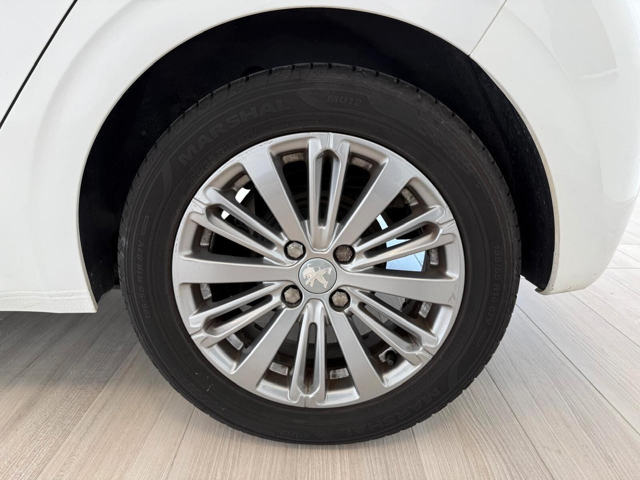 Peugeot 208 PureTech 82 5p. GPL Allure