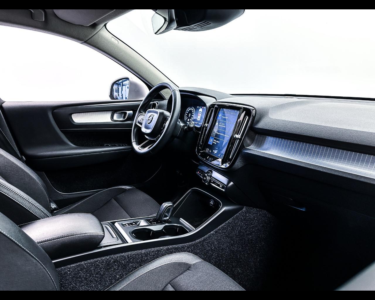 VOLVO XC40 (2017-->) - XC40 D3 AWD Geartronic Momentum