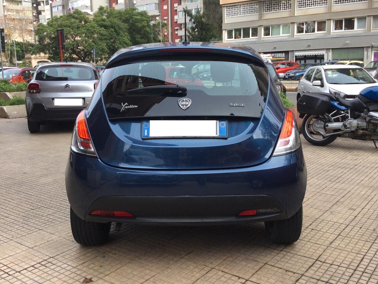 Lancia Ypsilon 1.0 FireFly 5 porte S&S Hybrid Ecochic Silver
