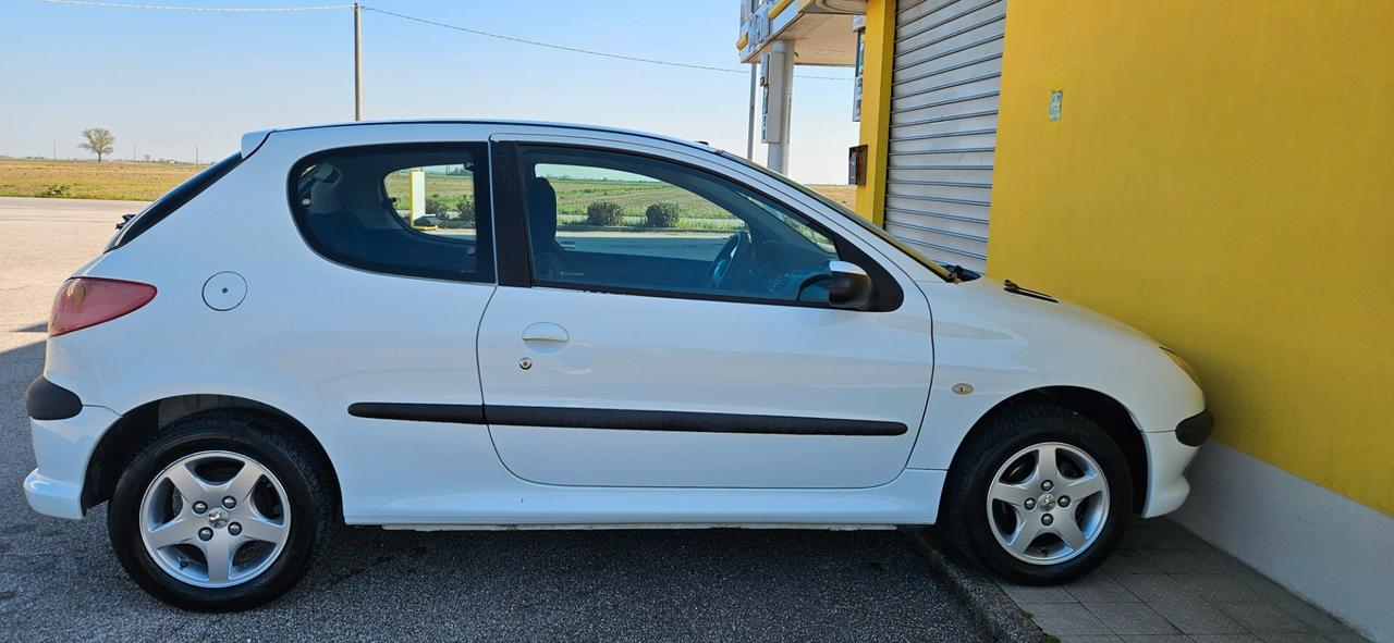 Peugeot 206 1.1 3p. XT