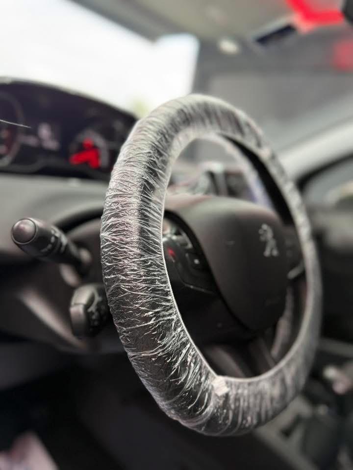 Peugeot 208 1.6 HDi 92 CV Allure 2014