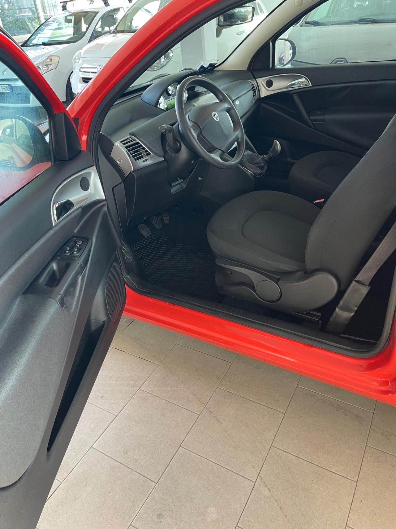 Lancia Ypsilon 1.2 69 CV Unyca