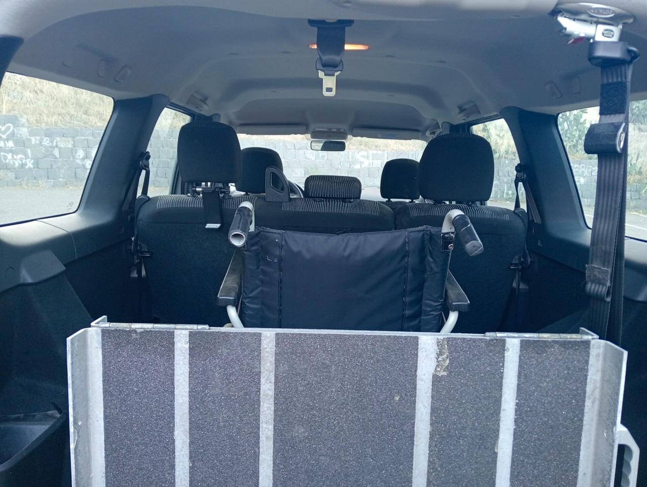 Dacia Logan pianale ribassato trasporto disabili