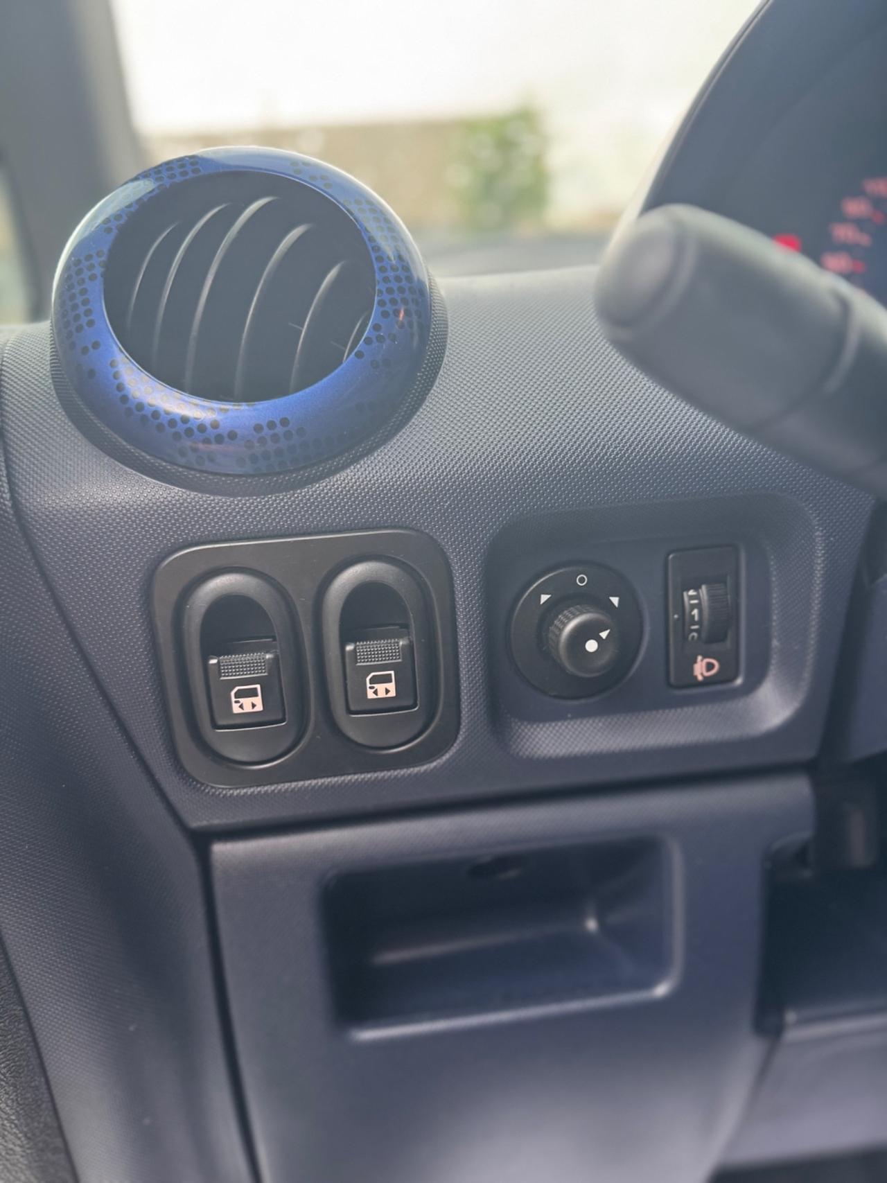 Peugeot 1007 1.4 HDi Sporty neopatentati