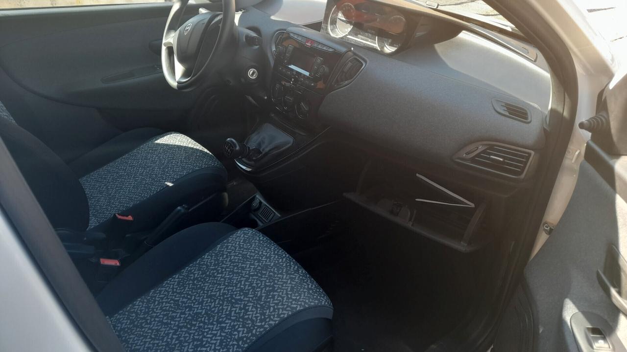 Lancia Ypsilon 1.0 FireFly 5 porte S&S Hybrid Ecochic Silver