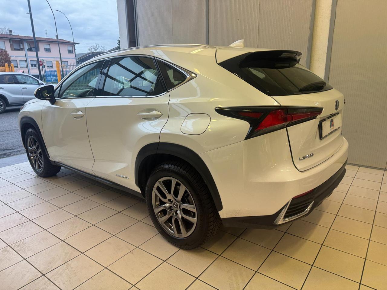 Lexus NX 300h 2.5 Business 2wd cvt