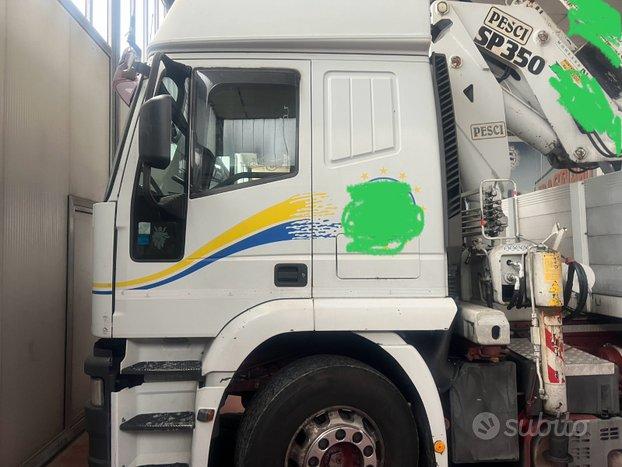 Iveco EuroTech Cursor Scarrabile con Gru