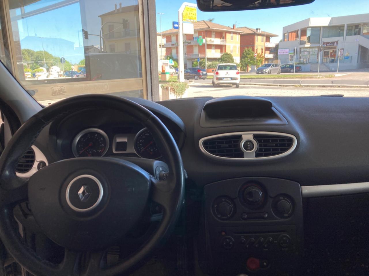 Renault Clio 1200 16 v benzina più gpl e neopatentati