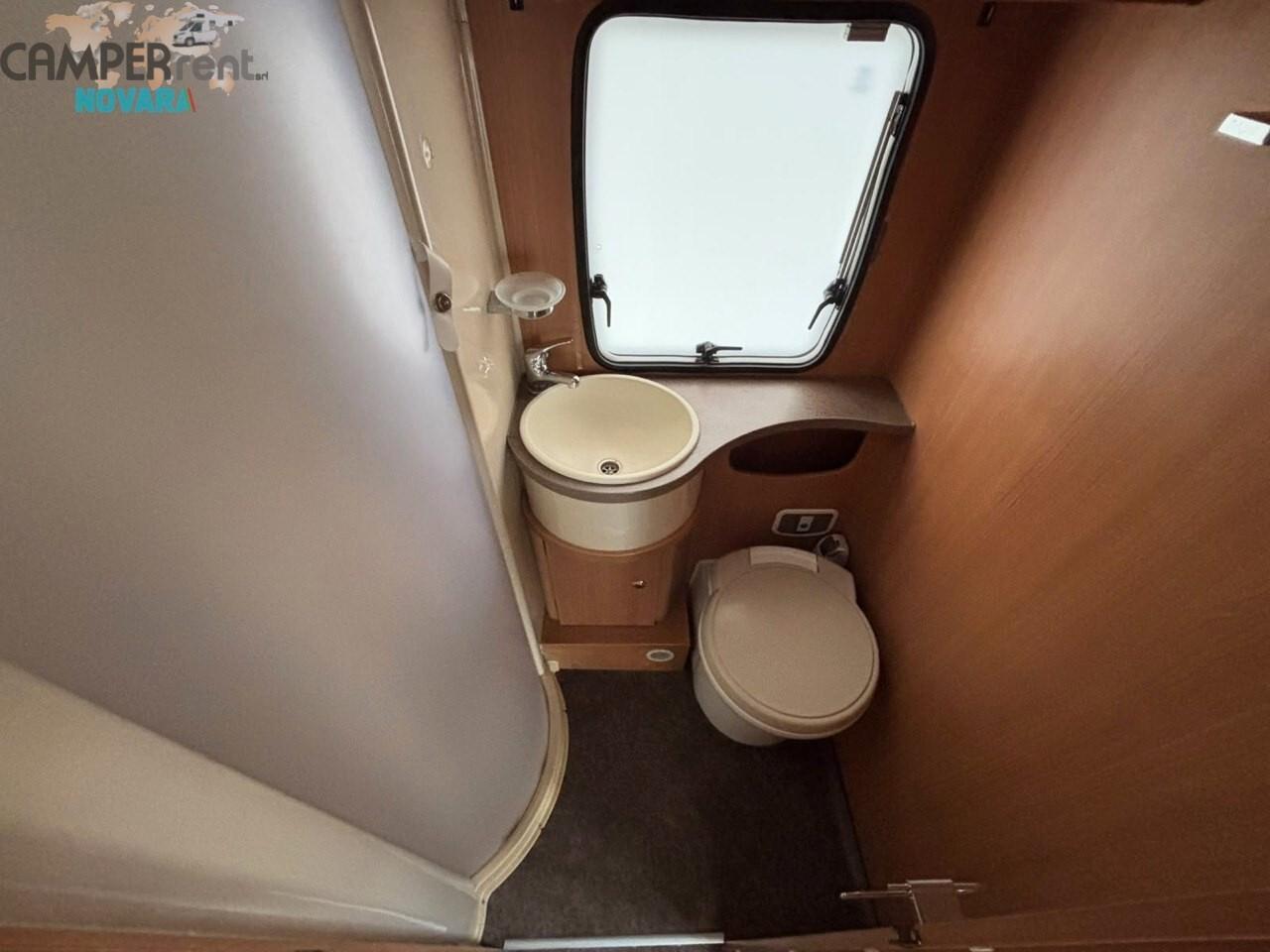 CHALLENGER GENESIS 65 - mansardato con doppia Dinette e letti a castello in coda