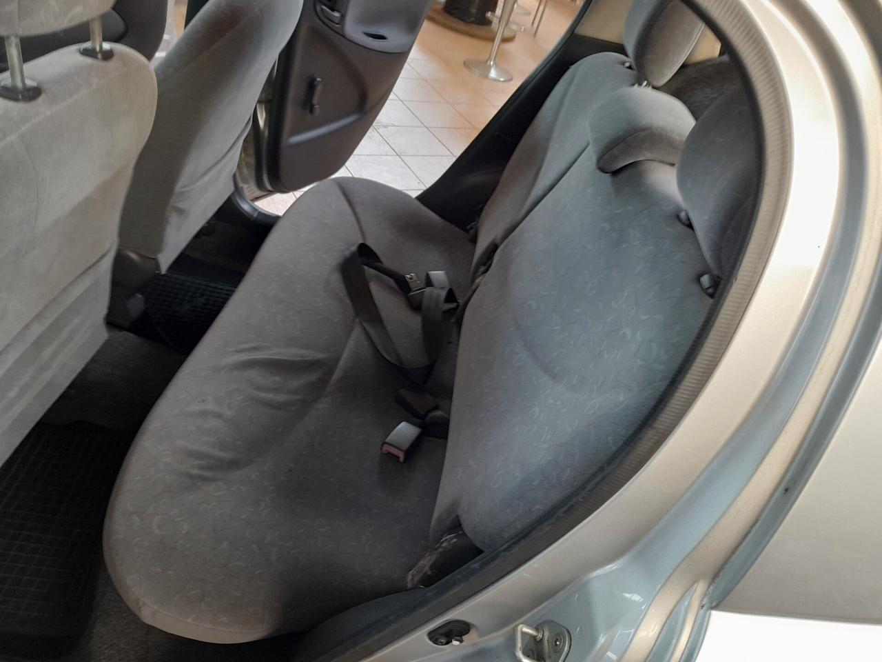Toyota Yaris 1.0i 16V cat 5 porte Sol