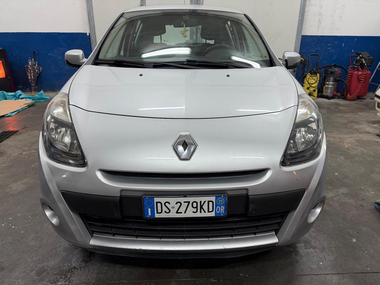 Renault Clio 1.2 16V 5 porte con gancio traino e carrello