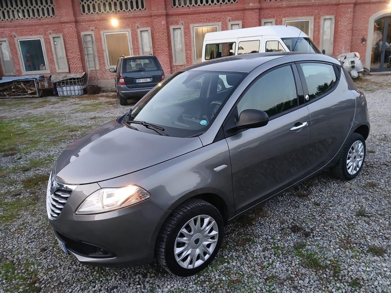 Lancia Ypsilon 0.9 TwinAir 85 CV 5 porte Metano Ecochic Silver