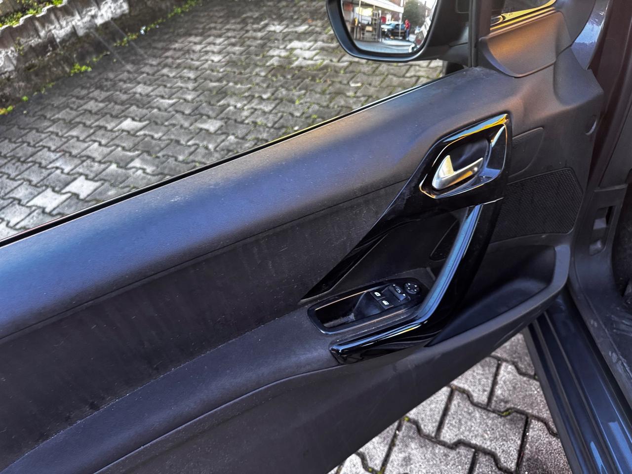 Peugeot 208 1.4 HDi 68 CV 3 porte Allure neopatentati