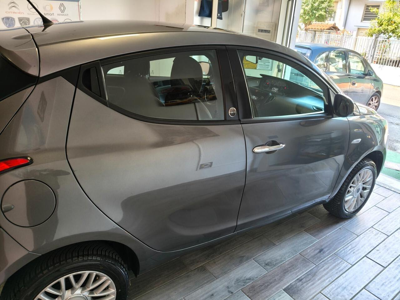 Lancia Ypsilon 5 porte Metano Ecochic Gold