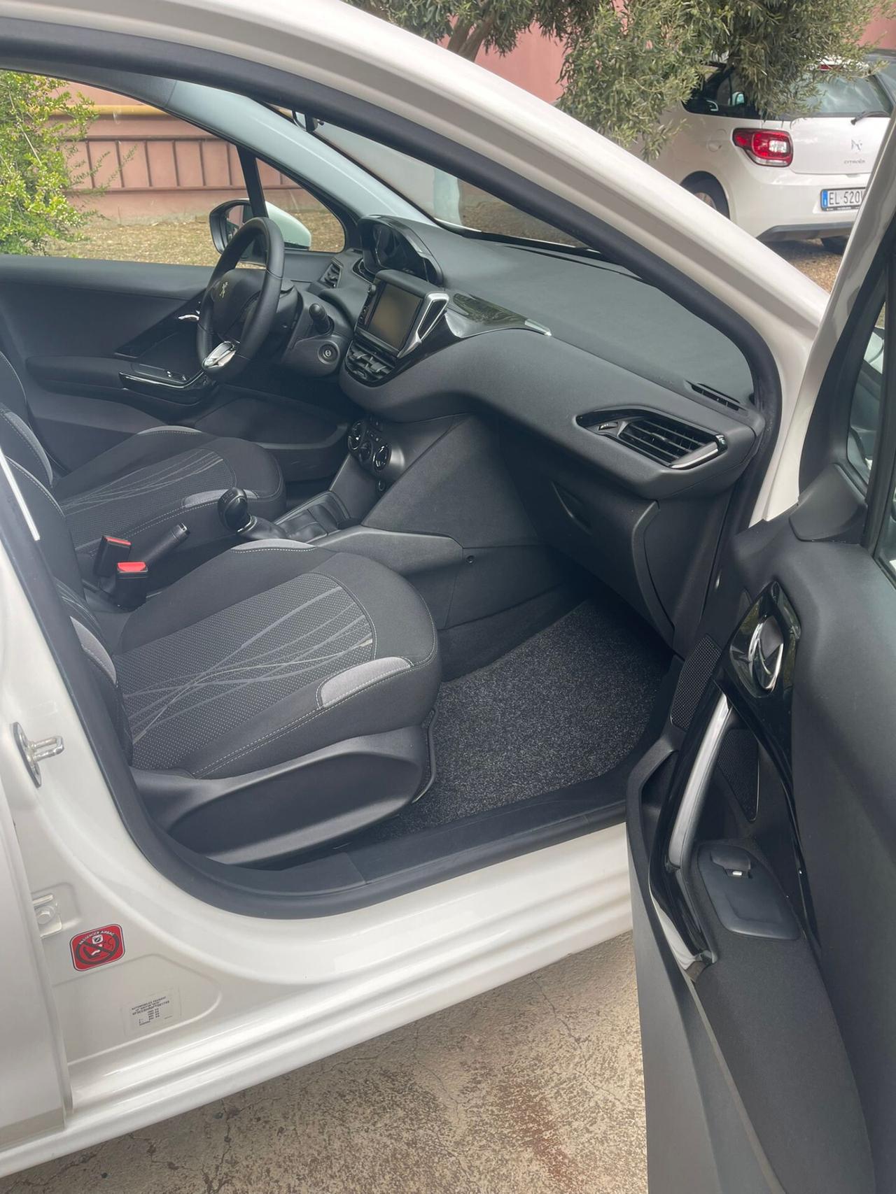 Peugeot 208 1.4 HDi 68 CV 5 porte Allure