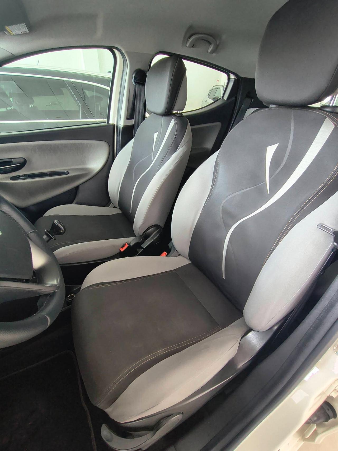 Lancia Ypsilon 0.9 TwinAir 85 CV 5 porte Metano Ecochic Silver