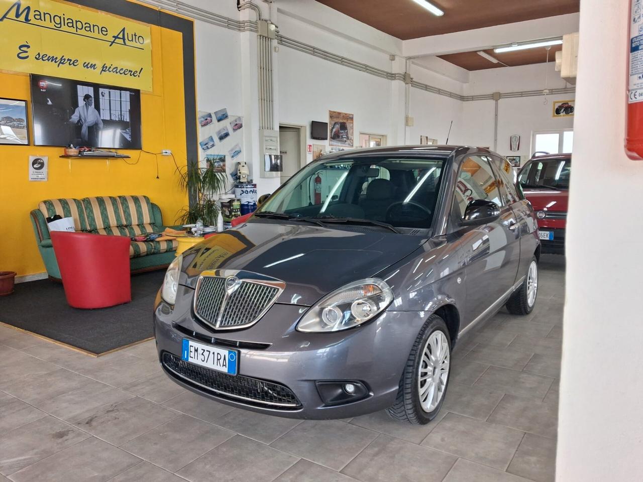 Lancia Ypsilon 1.3 MJT 75 CV Unyca