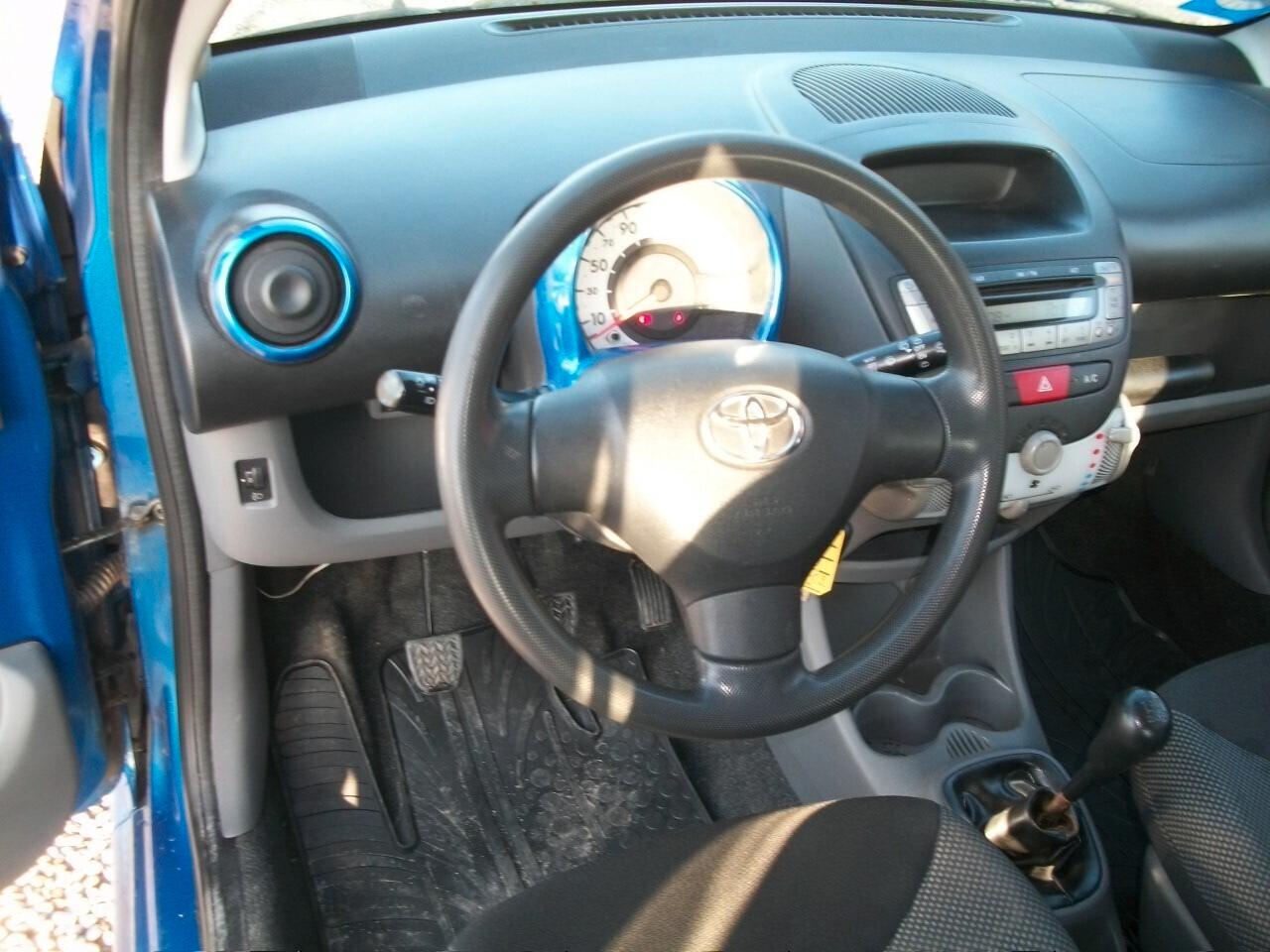 Toyota Aygo 1.0 12V VVT-i 5 porte Sol CC 998 BENZINA SI NUOVI PATENTATI GARANZIA UN ANNO KM 122500 COME NUO