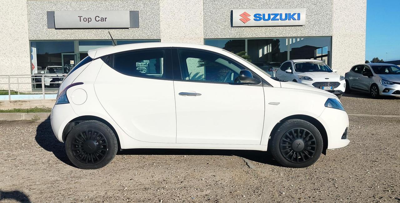 Lancia Ypsilon 1.0 firefly hybrid Silver s&s 70cv