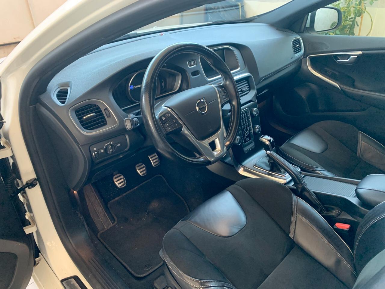 Volvo V40 D2 R-design