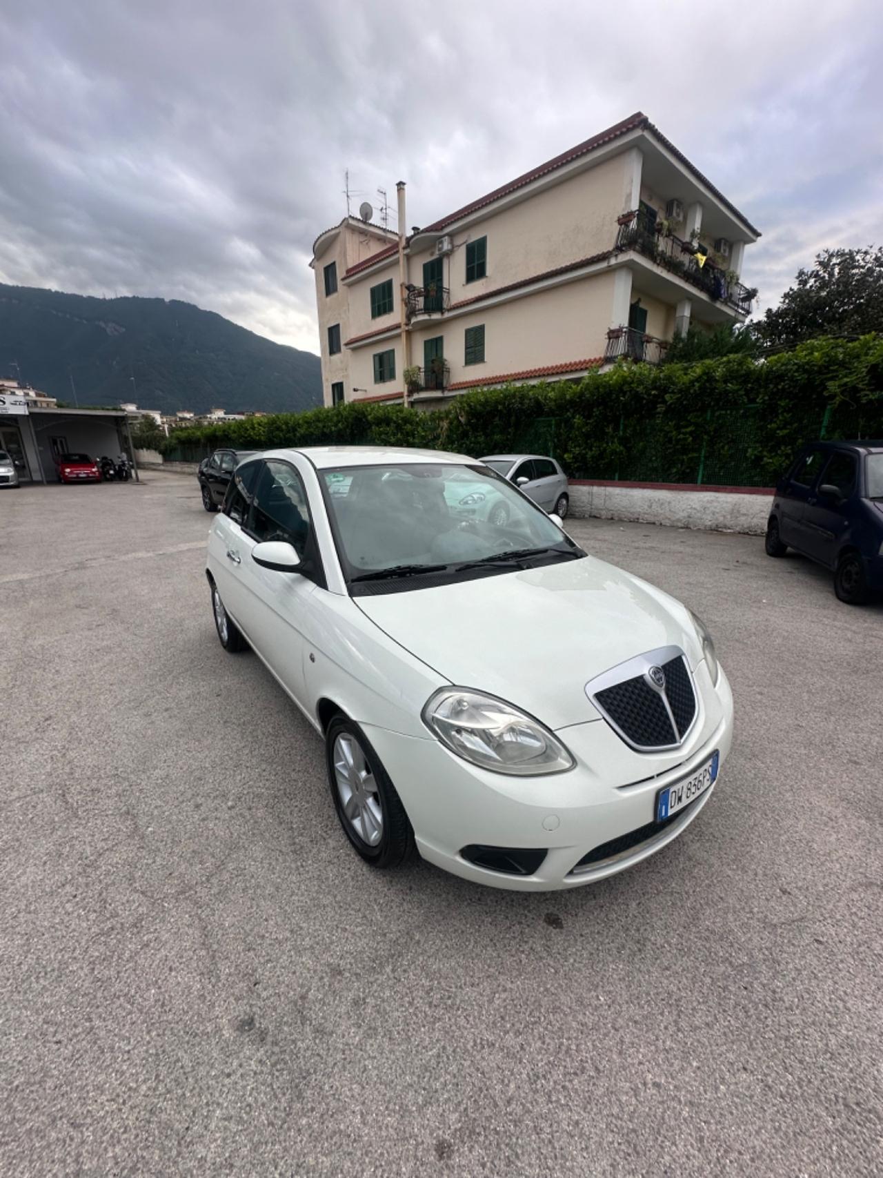 Lancia Ypsilon 1.3 MJT 75 CV Argento