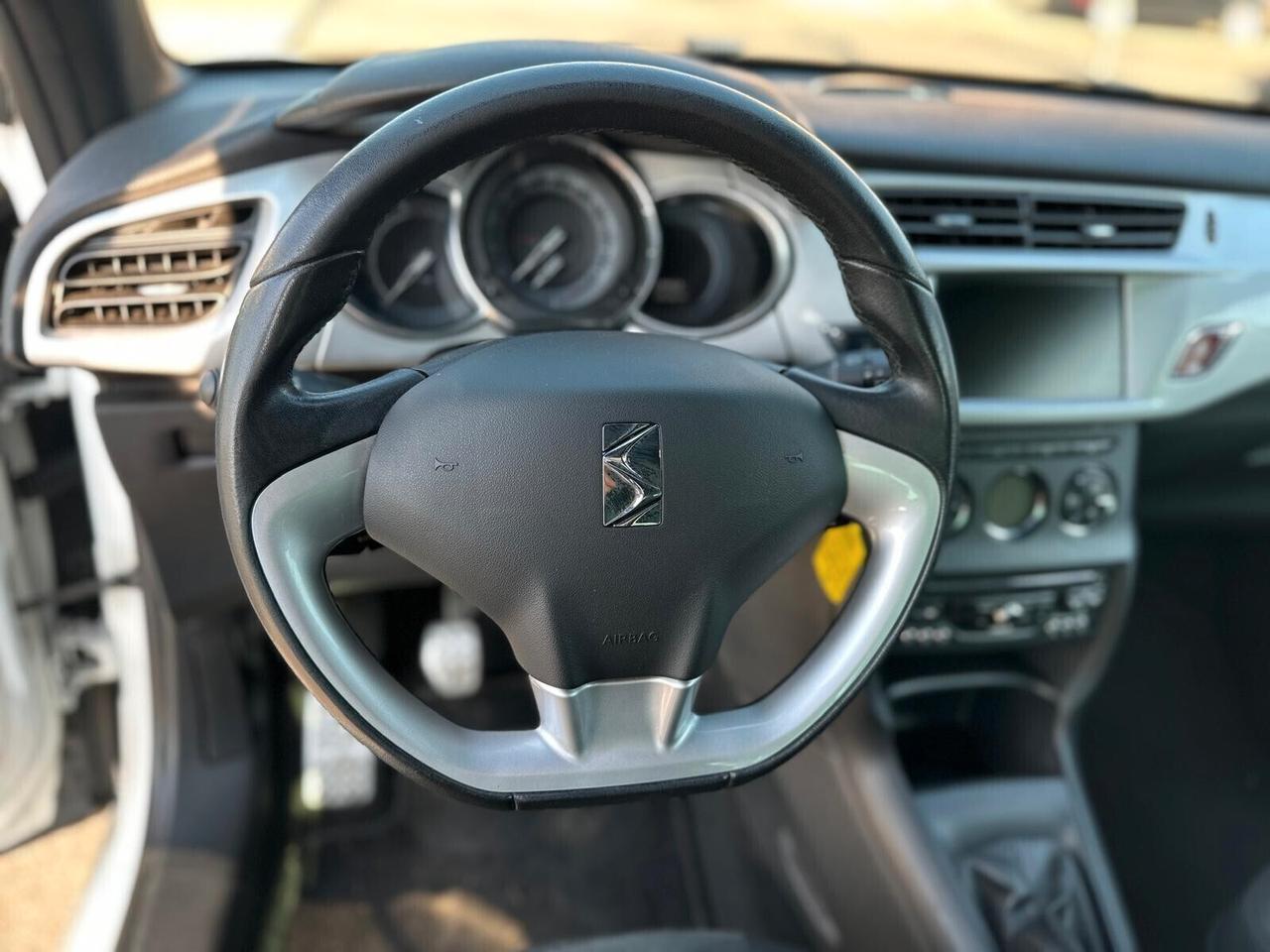 Ds DS3 3 1.2 VTi 82 Just Black