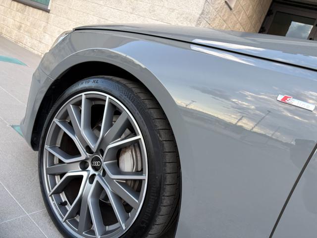 AUDI A4 Avant 40 2.0 TDI quattro S tronic S line edition.