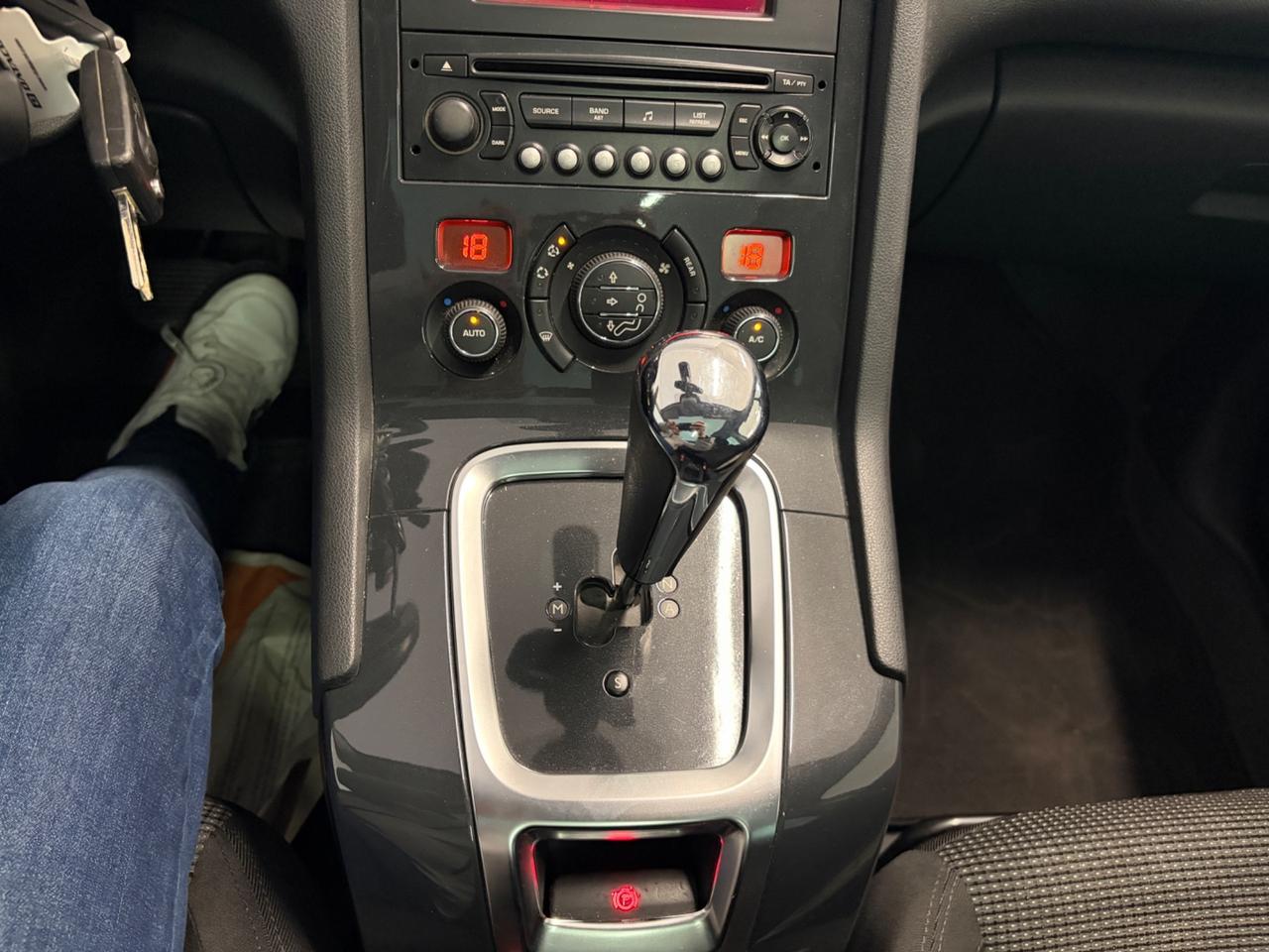 Peugeot 5008 1.6 HDi 112CV cambio robotizzato Tetto panoramico