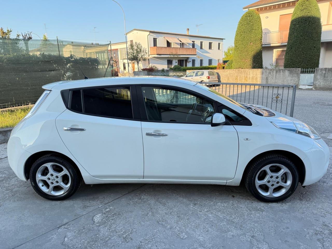 Nissan Leaf Tekna 30KWh Solar pack Spoiler 2016