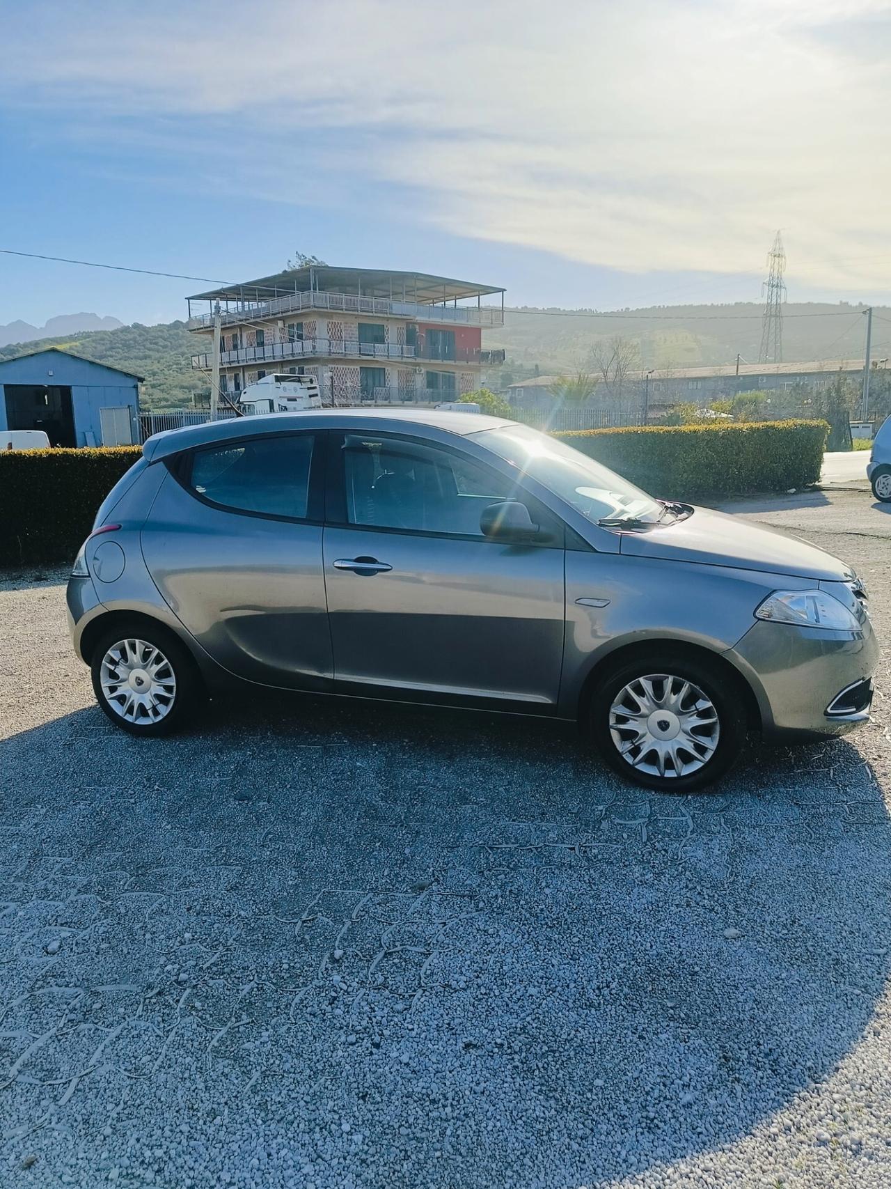 Lancia Ypsilon 1.2 69 CV 5 porte S&S Silver