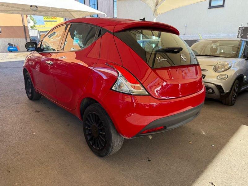 Lancia Ypsilon 1.0 FireFly Hybrid Ecochic Silver + GPL