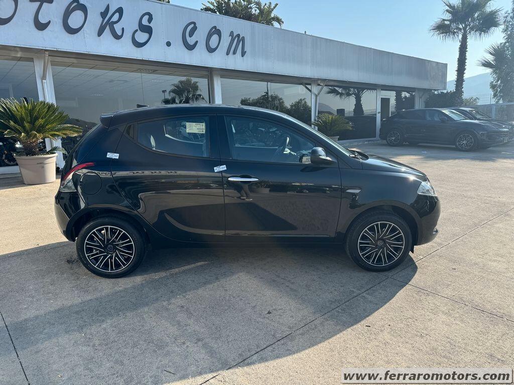 Lancia Ypsilon 1.0 Hybrid Silver NOLEGGIO RENT TO BUY