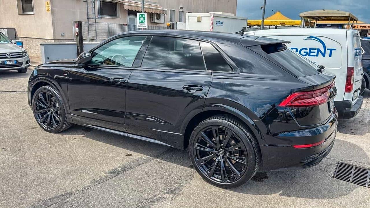 Audi Q8 50 TDI TOTAL BLACK/23"/PELLE/S-LINE