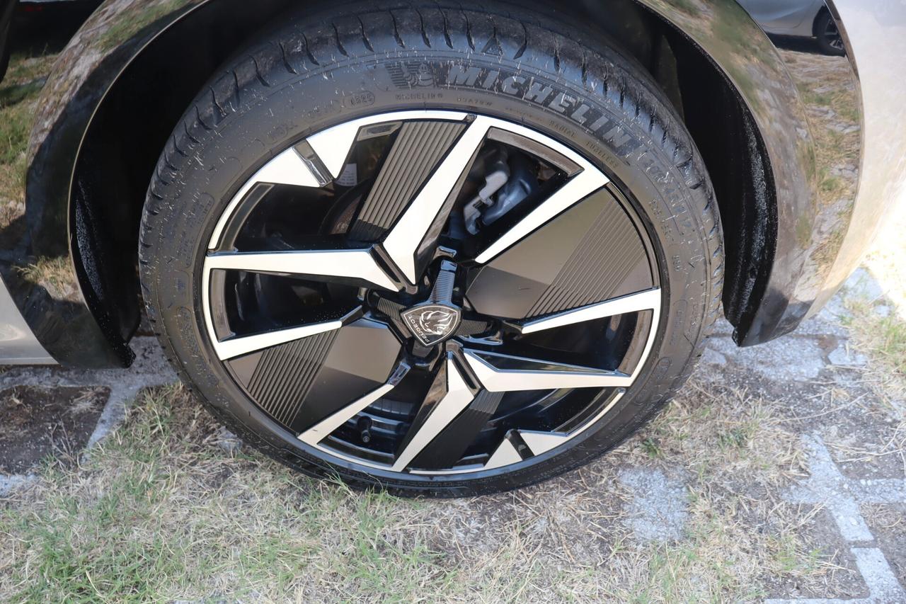 Peugeot 208 1.2cc Hybrid 136cv e-DCS6 Autom. GT