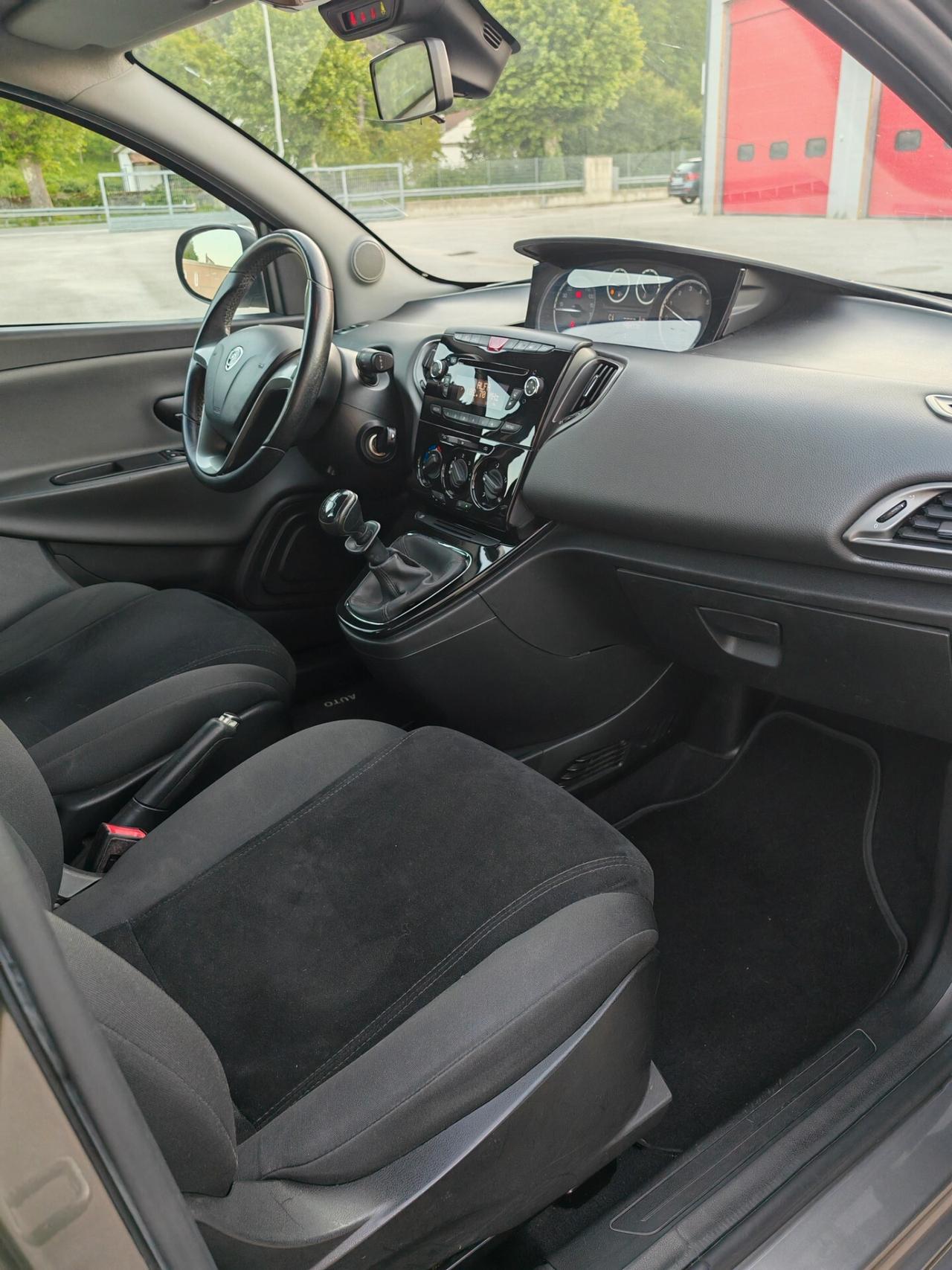 Lancia Ypsilon 1.2 69 CV Platinum