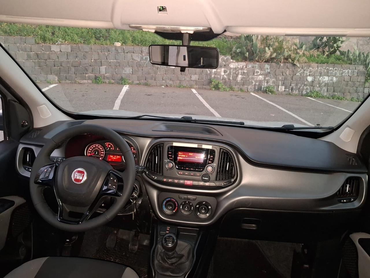 Fiat Doblo Con rampa manuale trasporto disabili in carrozzina